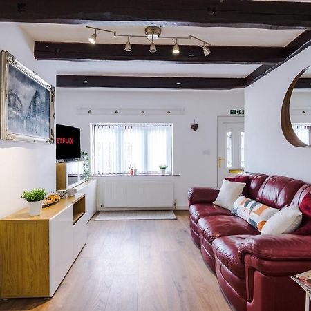 Golborne Sunshine Cottage By Happy Sunshine Stay מראה חיצוני תמונה